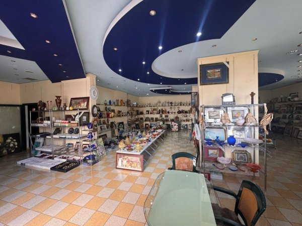 Vlore, jepet me qera ambjent biznesi Kati 0, 250 m² 1.100 € (Mbas Poliklinikes)