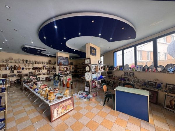 Vlore, jepet me qera ambjent biznesi Kati 0, 250 m² 1.100 € (Mbas Poliklinikes)