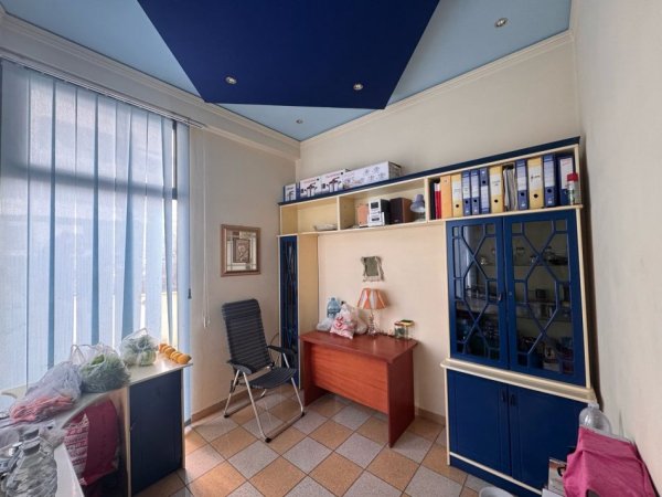 Vlore, jepet me qera ambjent biznesi Kati 0, 250 m² 1.100 € (Mbas Poliklinikes)