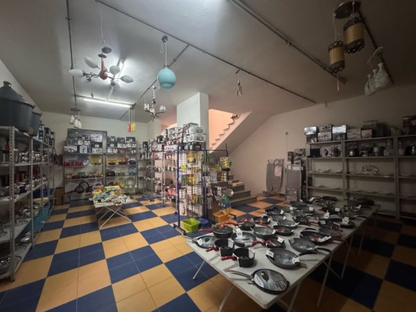 Vlore, jepet me qera ambjent biznesi Kati 0, 250 m² 1.100 € (Mbas Poliklinikes)