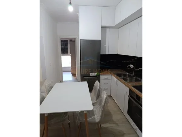 Tirane, jepet me qera apartament 2+1 Kati 5, 600 € 