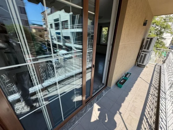 Tirane, jepet me qera zyre , 1.200 € 