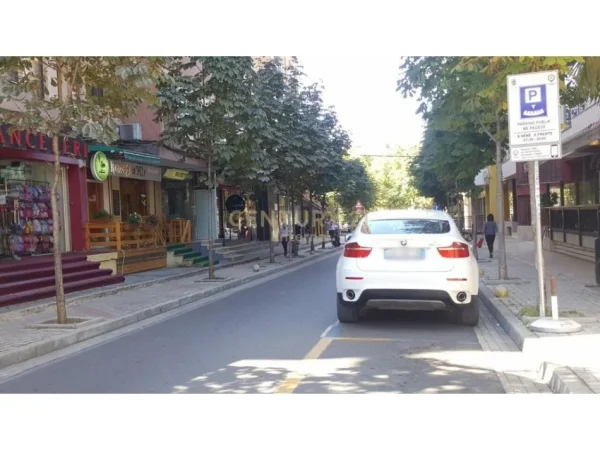 Tirane, jepet me qera zyre Kati 7, 140 m² 1.400 € (Bllok)