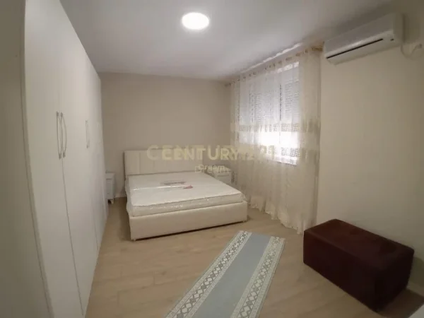 Tirane, jepet me qera apartament 3+1 Kati 2, 100 m² 600 € (Xhamlliku)