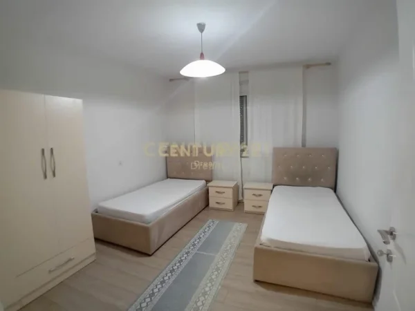 Tirane, jepet me qera apartament 3+1 Kati 2, 100 m² 600 € (Xhamlliku)