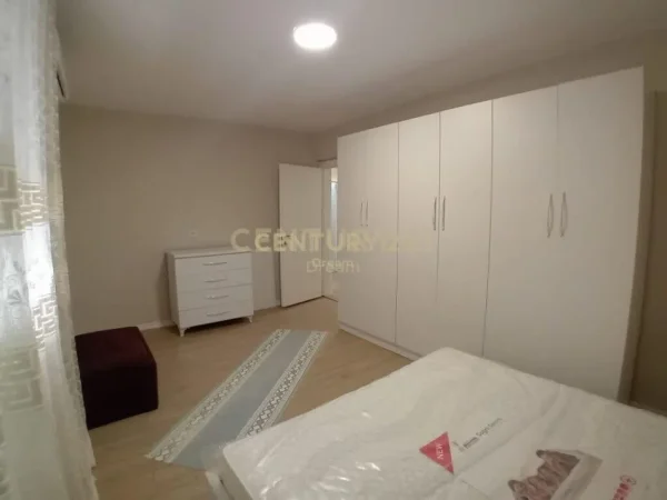 Tirane, jepet me qera apartament 3+1 Kati 2, 100 m² 600 € (Xhamlliku)