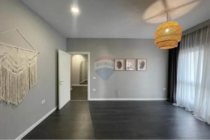 Tirane, shes apartament 1+1+Aneks+Ballkon Kati 4, 64 m² 170.000 € (rruga e barrikadave)