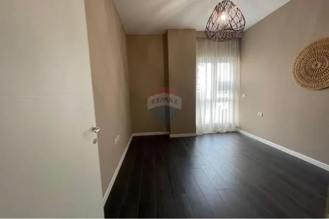 Tirane, shes apartament 1+1+Aneks+Ballkon Kati 4, 64 m² 170.000 € (rruga e barrikadave)