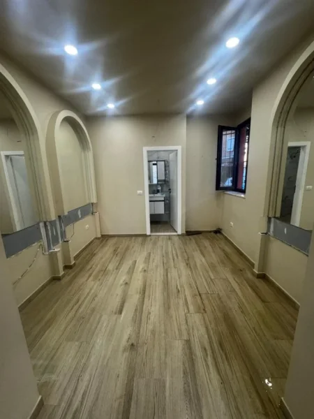Tirane, jepet me qera ambjent biznesi Kati 0, 40 m² 500 € (STADIUMI DINAMO)