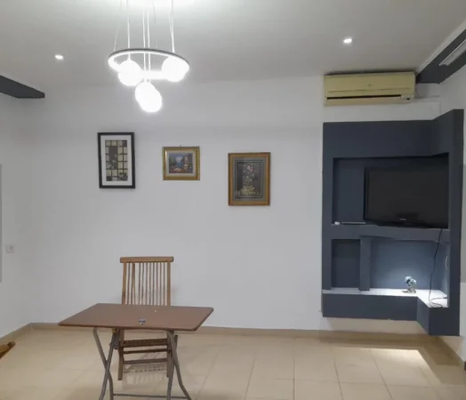 jepet me qera , 650 €