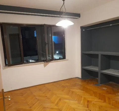 jepet me qera , 650 €