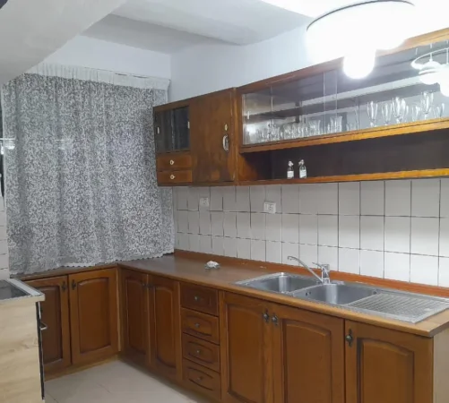 jepet me qera , 650 €