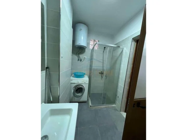 0683487469 Tirane, jepet me qera apartament 2+1 Kati 3, 85 m² 420 € (Prane Tregut Jata , Rrethrrotullimi)