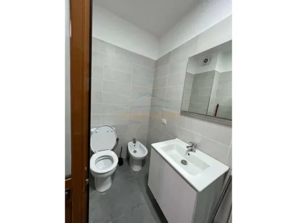0683487469 Tirane, jepet me qera apartament 2+1 Kati 3, 85 m² 420 € (Prane Tregut Jata , Rrethrrotullimi)