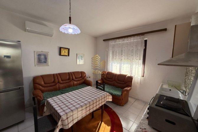 Tirane, jepet me qera shtepi 1+1+Ballkon Kati 1, 75 m² 400 € (Rruga Bajram Allaraj)