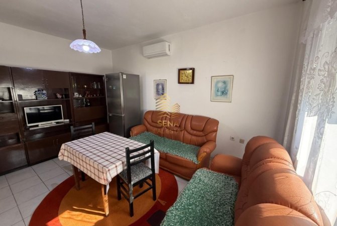 Tirane, jepet me qera shtepi 1+1+Ballkon Kati 1, 75 m² 400 € (Rruga Bajram Allaraj)
