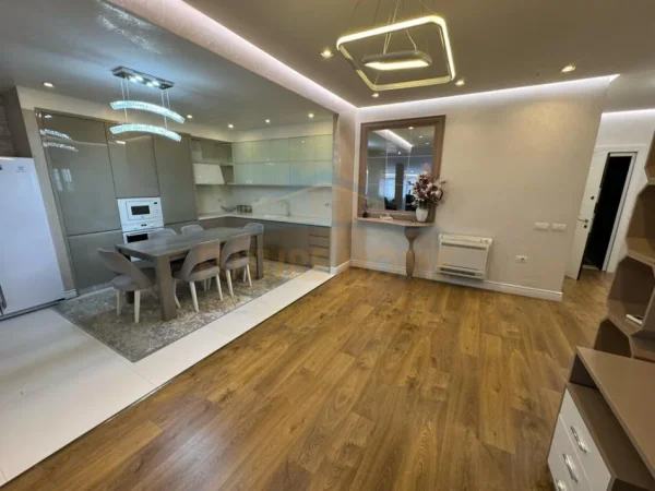Tirane, jepet me qera apartament 3+1+Ballkon Kati 6, 198 m² 800 € (Fresk)