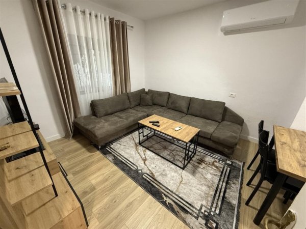 Tirane, jepet me qera apartament 1+1+Ballkon Kati 1, 60 m² 400 € (yzberisht)