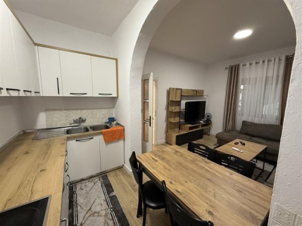 Tirane, jepet me qera apartament 1+1+Ballkon Kati 1, 60 m² 400 € (yzberisht)
