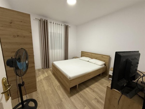 Tirane, jepet me qera apartament 1+1+Ballkon Kati 1, 60 m² 400 € (yzberisht)
