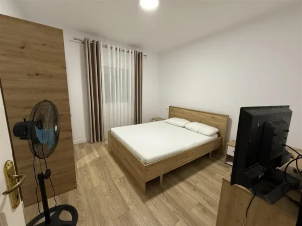 Tirane, jepet me qera apartament 1+1+Ballkon Kati 1, 60 m² 400 € (yzberisht)