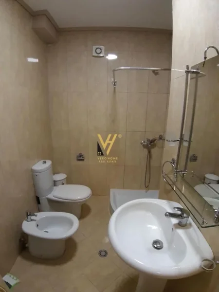 Tirane, jepet me qera apartament 1+1+Ballkon Kati 2, 70 m² 600 € (rruga e kosovareve)