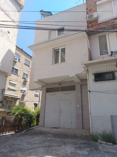 Tirane, jepet me qera Vile 3+1+Ballkon , 160 m² 1.200 € 
