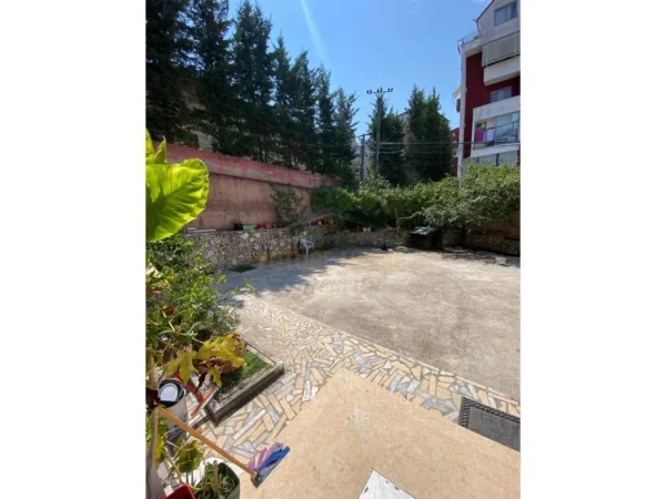 Tirane, shitet shtepi Kati 3, 520 m² 350.000 € (Fresk)