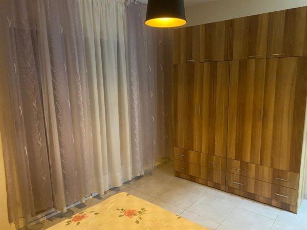 Tirane, jepet me qera apartament 3+1 Kati 2, 500 € 