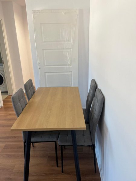 Tirane, jepet me qera apartament 1+1+Ballkon Kati 8, 65 m² 650 € (shkolla e kuqe)