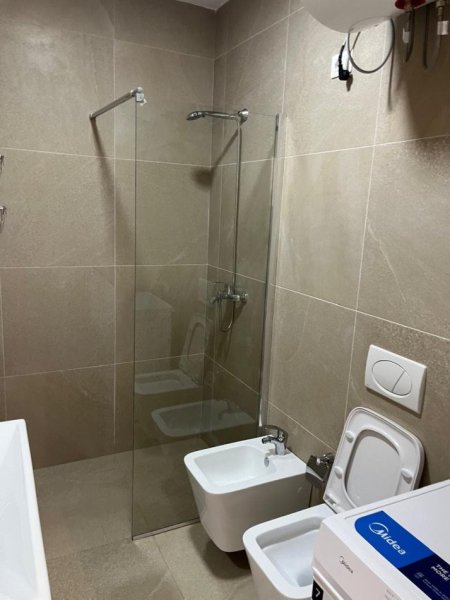 Tirane, jepet me qera apartament 1+1+Ballkon Kati 8, 65 m² 650 € (shkolla e kuqe)