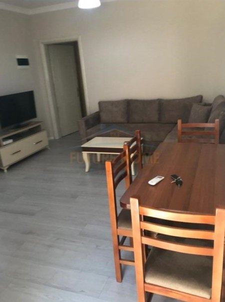 Tirane, jepet me qera Vile 1+1 Kati 1, 60 m² 400 € (Ish Tregu Elektrik)