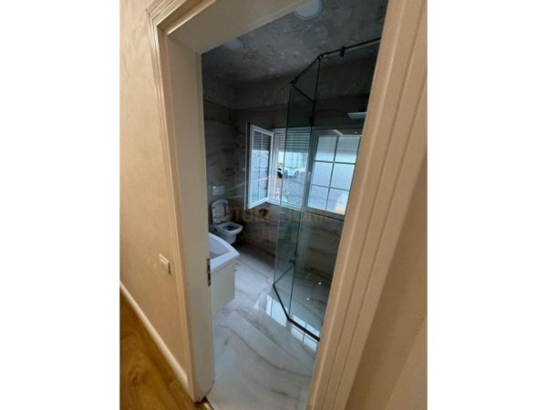 Tirane, jepet me qera apartament 3+1 Kati 6, 198 m² 800 € (Fresku)