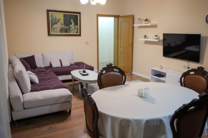 Tirane, jepet me qera Vile 2+1 Kati 2, 180 m² 850 € (fusha e aviacionit)
