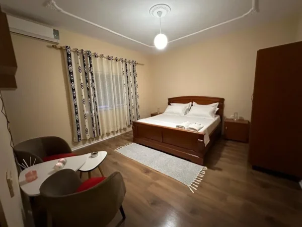 Tirane, jepet me qera Vile 3+1 Kati 2, 180 m² 850 € (fusha e aviacionit)