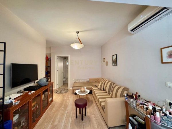 Tirane, jepet me qera apartament 1+1 Kati 3, 63 m² 700 € (Bllok)