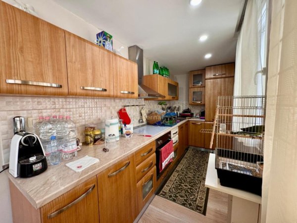 Tirane, jepet me qera apartament 1+1 Kati 3, 63 m² 700 € (Bllok)