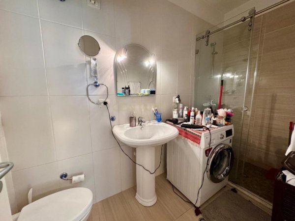 Tirane, jepet me qera apartament 1+1 Kati 3, 63 m² 700 € (Bllok)