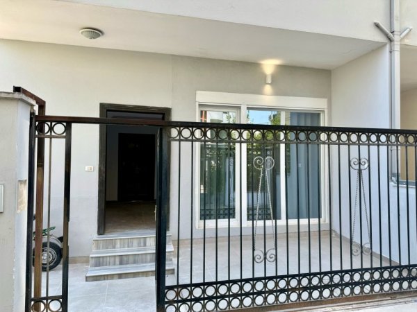 Tirane, jepet me qera apartament 1+1+Ballkon Kati 0, 53 m² 450 € (Selite, 100 m ne vije ajrore me UNI Marin Barleti, rruga Qemal Butka)