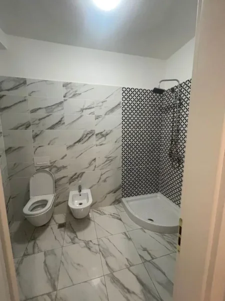 Tirane, jepet me qera apartament 2+1+Ballkon Kati 3, 120 m² 600 € (Ne Kinostudio, Rruga Aleksander Mojsiu, Prane Komisariatit te Policise)