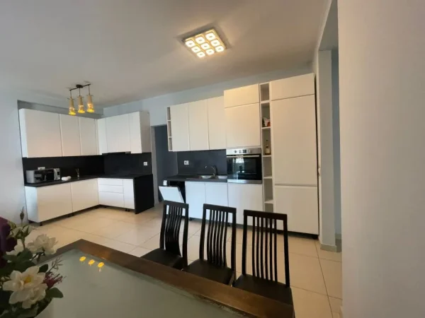 Tirane, jepet me qera apartament 2+1+Ballkon Kati 3, 120 m² 600 € (Ne Kinostudio, Rruga Aleksander Mojsiu, Prane Komisariatit te Policise)