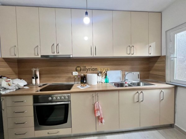 Tirane, jepet me qera apartament 3+1+Ballkon Kati 5, 95 m² 700 €