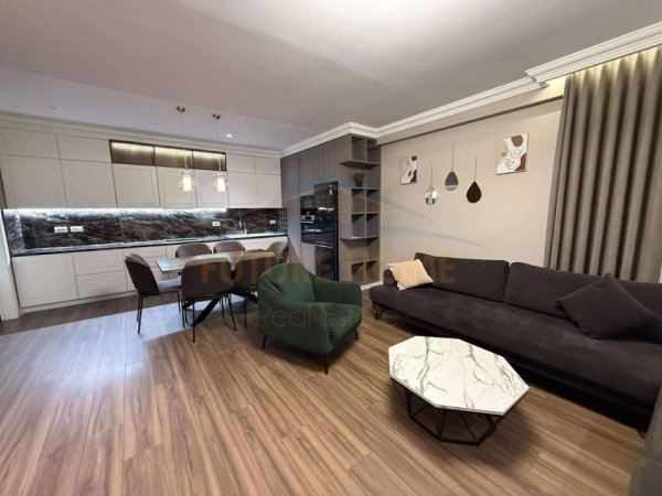 Tirane, jepet me qera apartament 3+1 Kati 2, 146 m² 1.100 € (Lake Land Residence, Farke)
