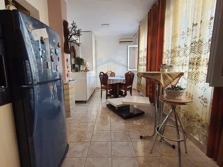 Tirane, jepet me qera apartament 2+1 , 80 m² 700 € 