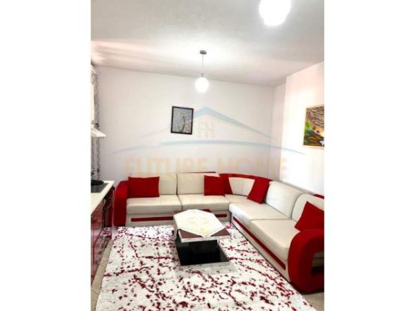 Tirane, jepet me qera apartament 1+1+BLK Kati 10, 65 m² 400 Euro (rruga Panorama)