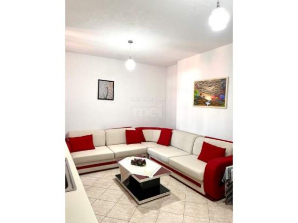 Tirane, jepet me qera apartament 1+1+BLK Kati 10, 65 m² 400 Euro (Stacioni i Trenit)