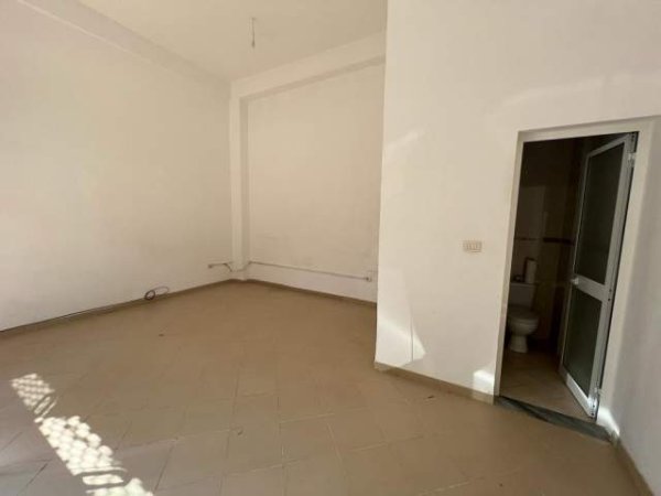 Tirane, shitet dyqan Kati 0, 33 m² 113.750 Euro (Komuna e Parisit)