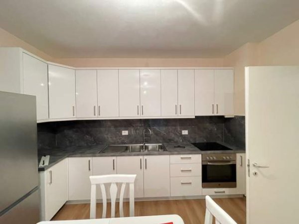 Tirane, jepet me qera apartament 2+1 Kati 3, 96 m² 400 Euro (Unaza E Re Astir)