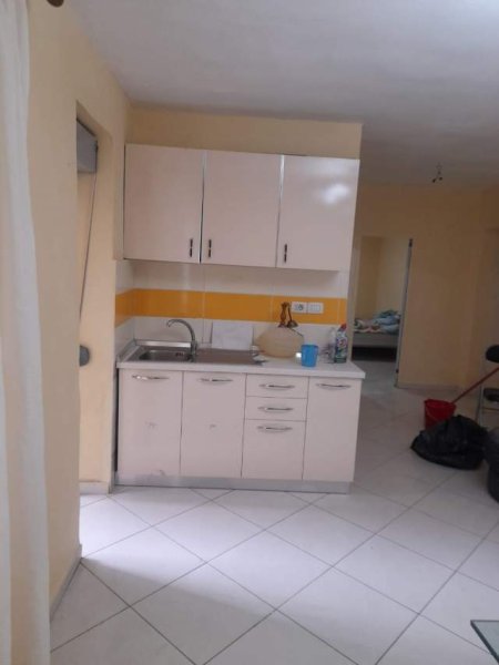 Tirane, jepet me qera apartament 1+1 Kati 1, 60 m² 30.000 Leke (Shkolla e Kuqe)