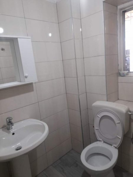Tirane, jepet me qera apartament 1+1 Kati 1, 60 m² 30.000 Leke (Shkolla e Kuqe)